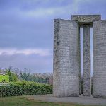 Batu Georgia Guidestones Tertulis 500juta Jiwa Agar Seimbang