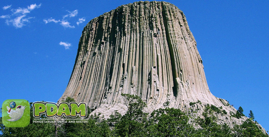 Devils Towers Gunung Batu Pohon Besar yang Penuh Misteri