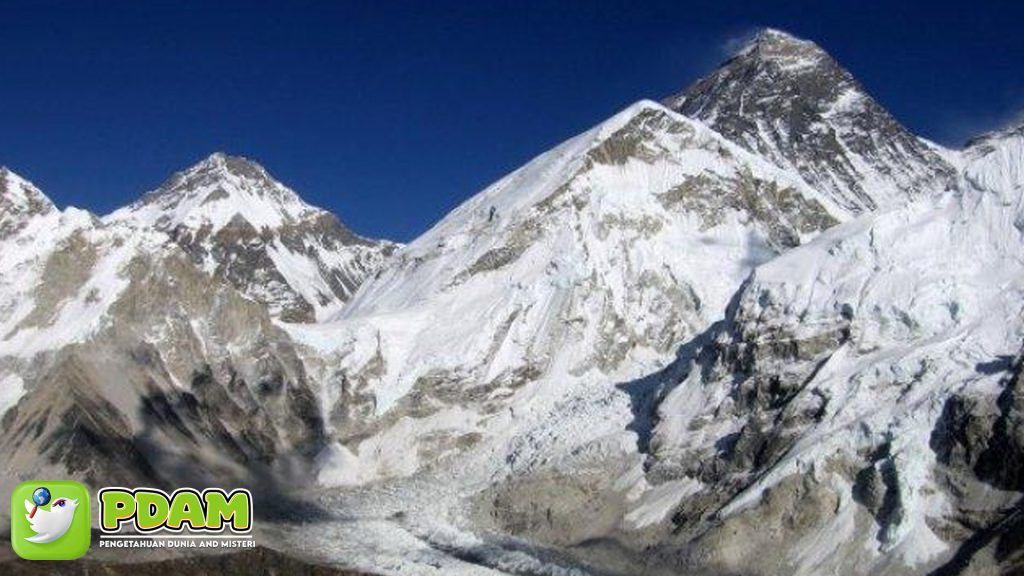 Misteri yang Membekukan: Fenomena Aneh di Gunung Everest