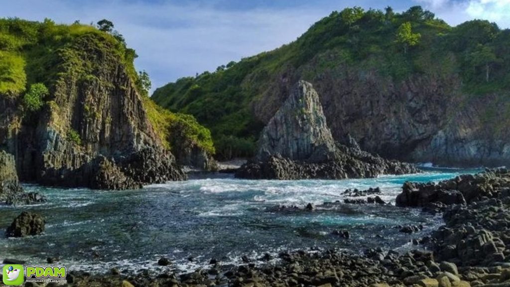 Pantai Semeti dan Misteri di Balik Formasi Batu Aliennya